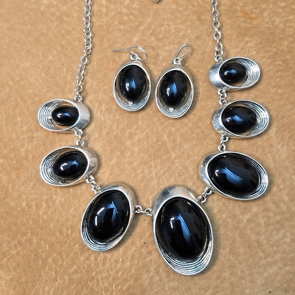 Silver & Black Set - Picture 4 of 9